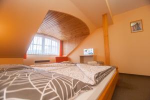 Un pat sau paturi într-o cameră la Penzion Moyzes