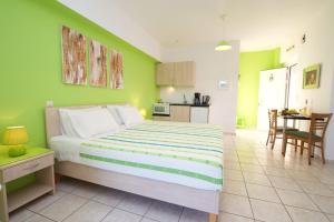 um quarto com uma cama grande com paredes verdes em Sami View em Sami