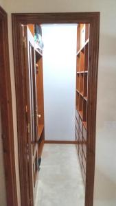 un pasillo con una puerta abierta a un armario en Apartamento céntrico "Casa Belinda" en Toro