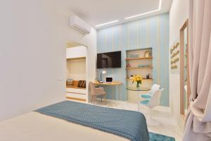 A television and/or entertainment centre at Cavour Suites Guest House