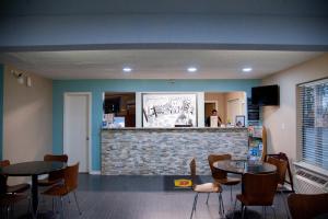 Lounge o bar area sa Super 8 by Wyndham Crestview