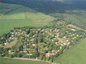 una vista aerea di una città con alberi e case di Iglo Bungalow 36 a Chaam