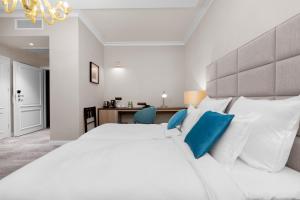 Ένα ή περισσότερα κρεβάτια σε δωμάτιο στο Grand Park Hotel