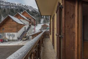 a balcony with a view of a snow covered mountain at appartement T2 LES HOUCHES Pied des Pistes in Les Houches