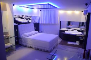 累西腓Eros Hotel - Adult Only的一间卧室配有一张床、两个水槽和镜子