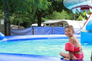 Bazén v ubytování CAMPING PARADIS FAMILY des ISSOUX nebo v jeho okolí