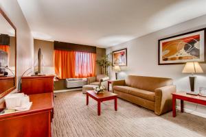 Posezení v ubytování Orangewood Inn and Suites Midtown