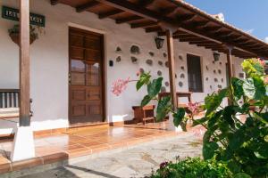 a front porch of a house with a wooden door at Casa Rural Los Chicos Hermigua in Hermigua