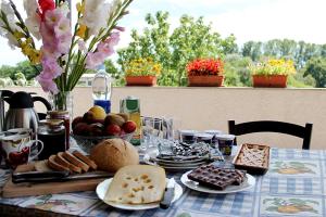 una mesa con galletas y otros alimentos. en Riders, en Alice Castello