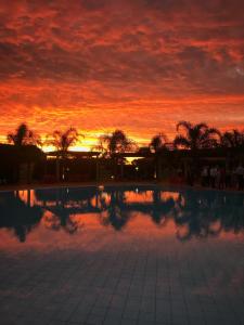 O pôr ou nascer do sol visto do hotel ou dos arredores