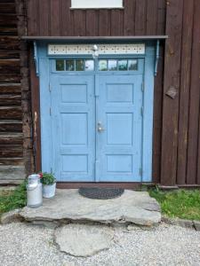 uma porta azul do lado de um edifício em Ivaregga Vinterstua em Tolga