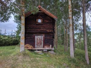 an old log cabin in the middle of the woods at Ivaregga Vinterstua in Tolga