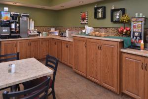 uma cozinha de restaurante com armários de madeira e uma bancada em Cottonwood Inn and Conference Center em South Sioux City