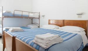 Двухъярусная кровать или двухъярусные кровати в номере Hotel Ronconi