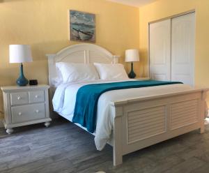 Postel nebo postele na pokoji v ubytování Siesta Key Palms Resort