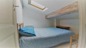 - une chambre avec un lit et une couette bleue dans l'établissement Le Love Appartement, à Sète
