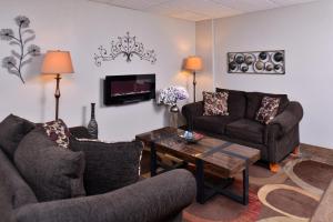 a living room with two couches and a coffee table at Cottonwood Inn and Conference Center in South Sioux City