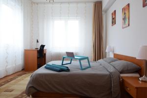 una camera da letto con un letto e un tavolo blu sopra di Resedinta lui Calin a Bucarest
