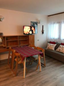 Televízia a/alebo spoločenská miestnosť v ubytovaní Sweet Apartment