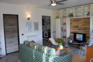 a living room with a couch and a tv at Il Debbio in Riccò del Golfo di Spezia