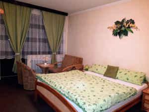 Un pat sau paturi într-o cameră la Penzion u Šimona