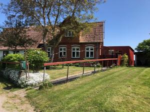 NyordDet lille røde hus的有栅栏的房子