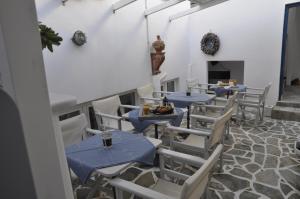 A seating area at Vavanos Studios