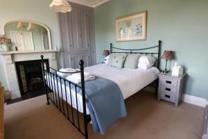 Säng eller sängar i ett rum på Saxon Villa