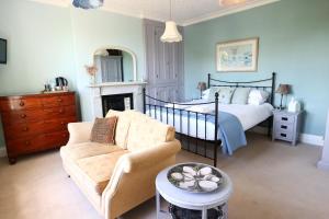 1 dormitorio con cama, sofá y mesa en Saxon Villa, en Robin Hood's Bay