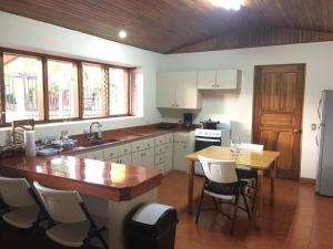 A kitchen or kitchenette at La Casa de Cariari Al Golf