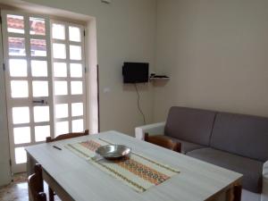 sala de estar con mesa y sofá en Casa di Jerry Castellabate 2, en Santa Maria di Castellabate