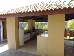una cucina all'aperto con tetto su un patio di Village Verano Guarajuba B4 ACOMODA 6 PESSOAS a Guarajuba