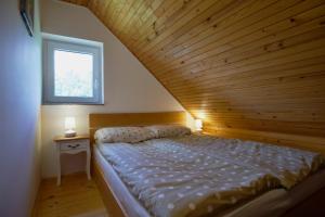 Ein Bett oder Betten in einem Zimmer der Unterkunft Holiday house Podhamer Boris