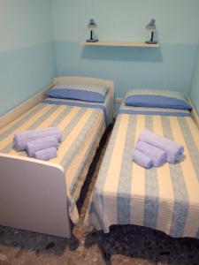 A bed or beds in a room at Casa di Jerry Castellabate 2