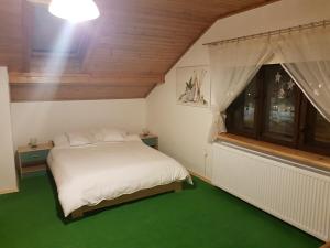 Posteľ alebo postele v izbe v ubytovaní Biały Domek