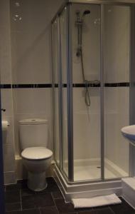 GarliestonにあるCladachのバスルーム(シャワー、トイレ、シンク付)