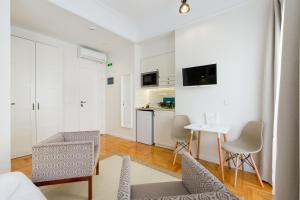 Televízia a/alebo spoločenská miestnosť v ubytovaní Dinostratus House
