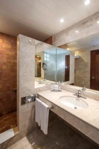 baño con lavabo y espejo grande en Iberostar Paraíso del Mar, en Puerto Morelos