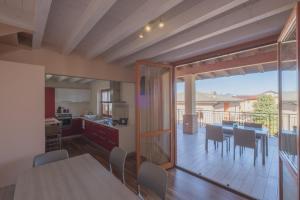 シルミオーネにあるOrchidea - Trilocale con grande terrazza - 2 rooms apartmentのキッチン、バルコニーの景色を望むダイニングルーム