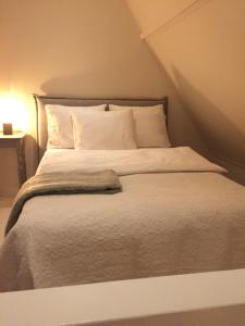 Un pat sau paturi într-o cameră la Maison de l'Epée
