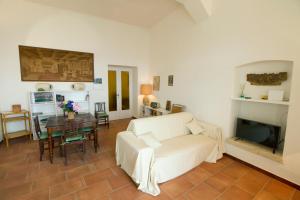 un soggiorno con divano bianco e tavolo di Isola Bella Sea-view Apartment a Tropea