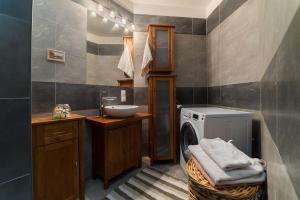 ein Badezimmer mit einer Waschmaschine und einem Waschbecken in der Unterkunft Apartament 25 in Pisz