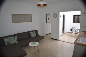 - un salon avec un canapé et une table dans l'établissement CASA CALA MAR - TUNERA, à Puerto del Rosario