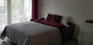 una camera da letto con un grande letto e una finestra di Palm beach Cannes Azur a Cannes
