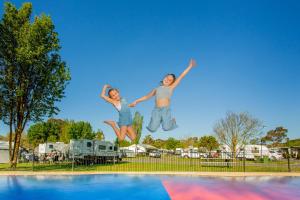 Bazén v ubytování NRMA Ballarat Holiday Park nebo v jeho okolí