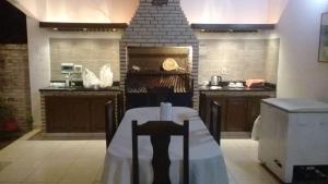 A kitchen or kitchenette at La Esperanza