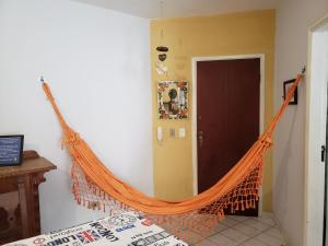 une chambre avec un hamac dans l'angle d'une pièce dans l'établissement APTO UBATUBA Maranduba 80 mt praia, à Ubatuba