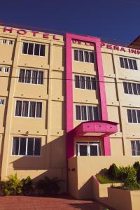 un gran edificio blanco con un color rosa en HOTEL DE LA PEÑA INN, en Santo Domingo Tehuantepec