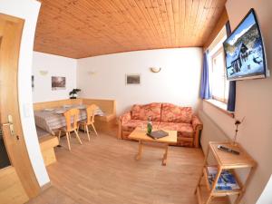 ein Wohnzimmer mit einem Sofa und einem Tisch in der Unterkunft Haus Lena in Sulden