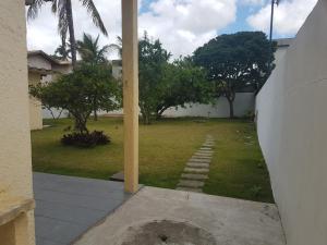 vistas a un patio con un camino de piedra en Casa em Cabo Frio, Espaçosa e Confortável, en Cabo Frío